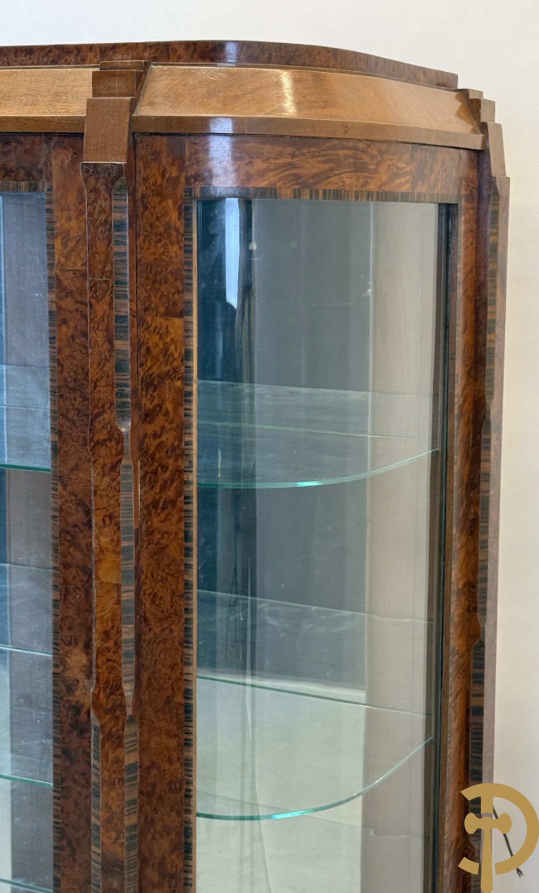 Wortelnotehouten vitrine met afgeronde zijkanten en inleg van palissander