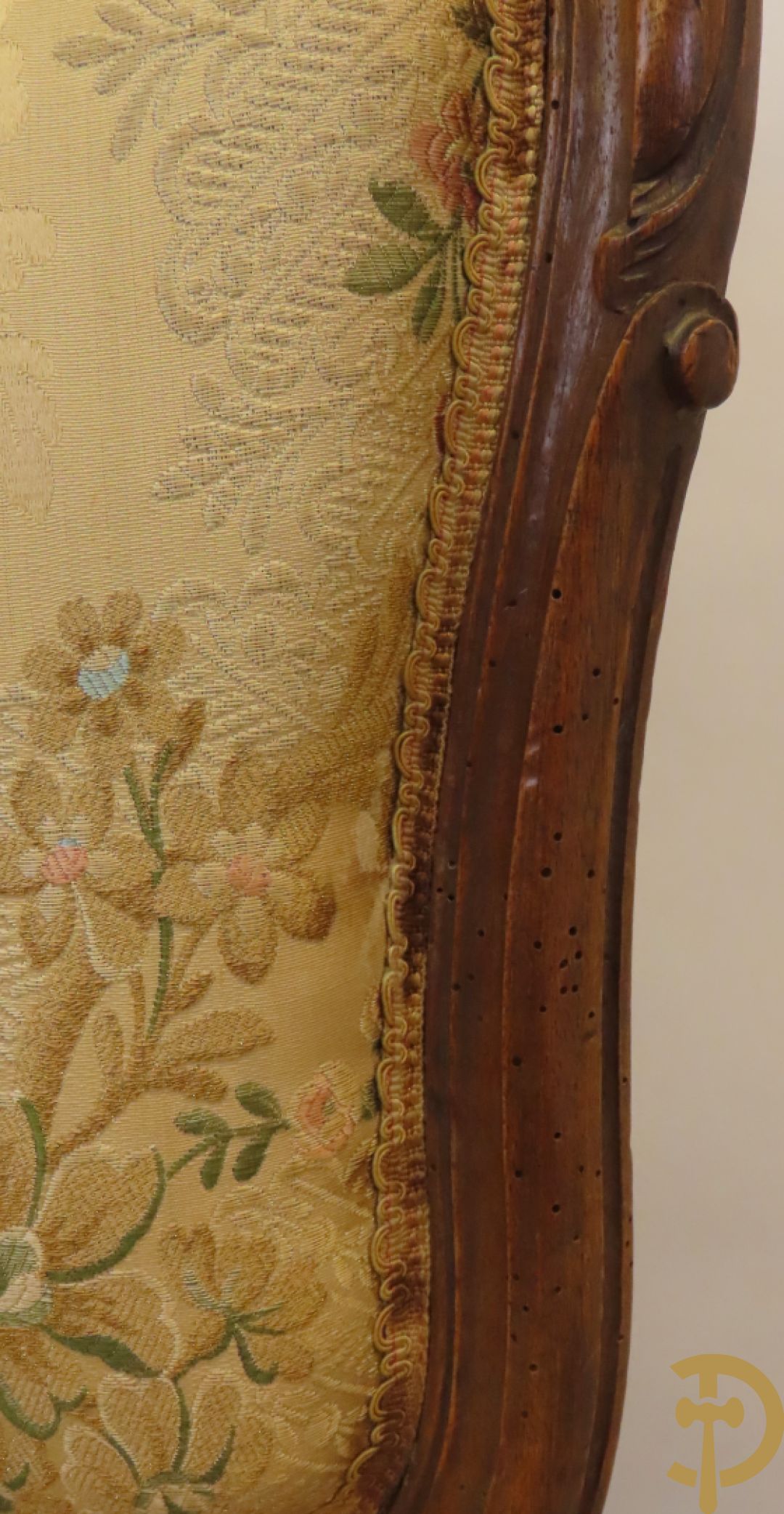 Vijfdelig Louis XV salonensemble in beuk bestaande uit tweezit, 2 armzetels en 2 stoelen