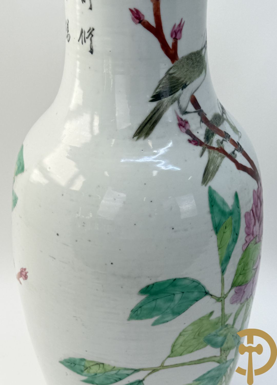 Paar Chinese porseleinen vazen met bloemen- en vogeldecor, achteraan getekend