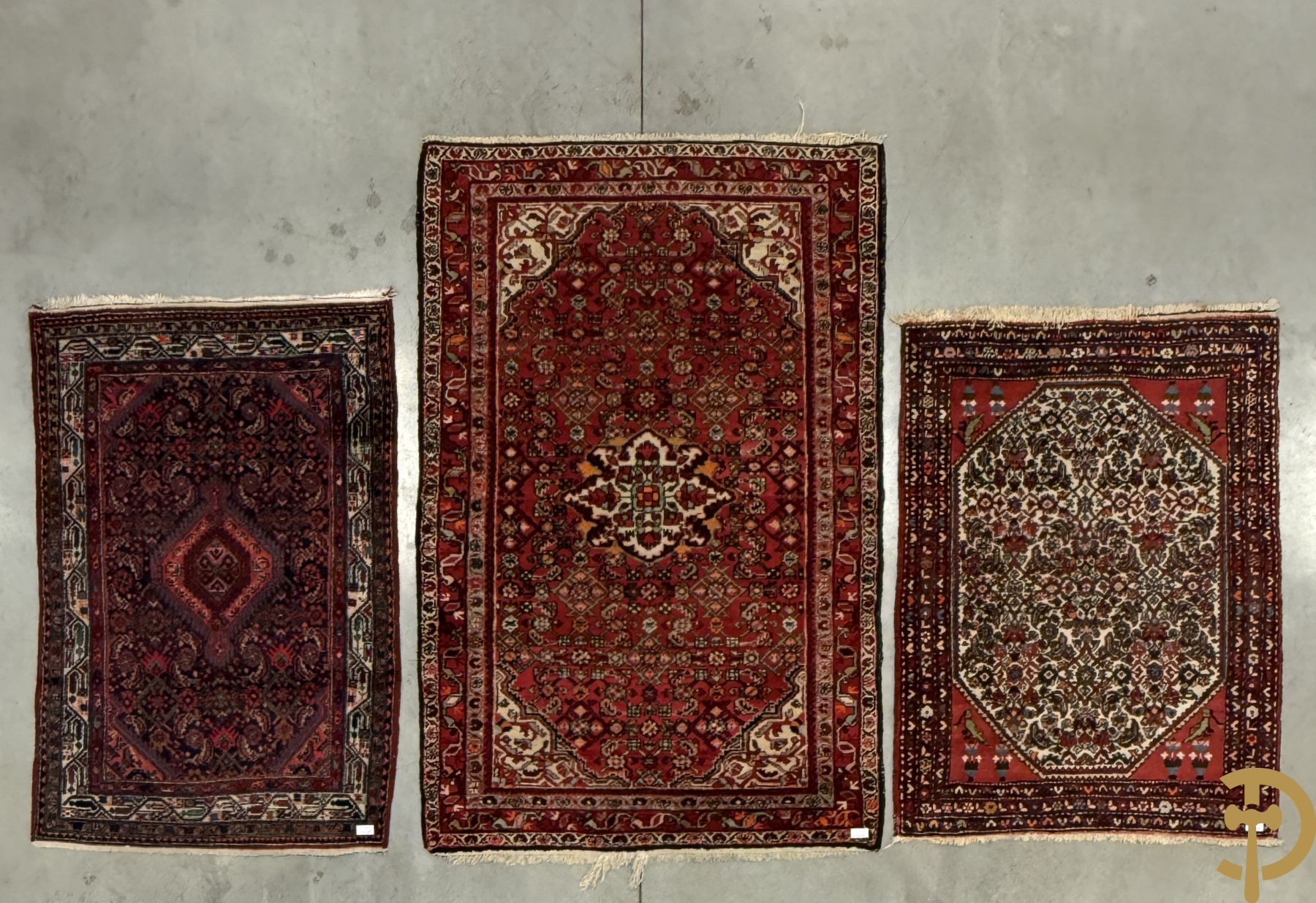 Drie oosterse handgeknoopte tapijten met bloemen- en vazendecor