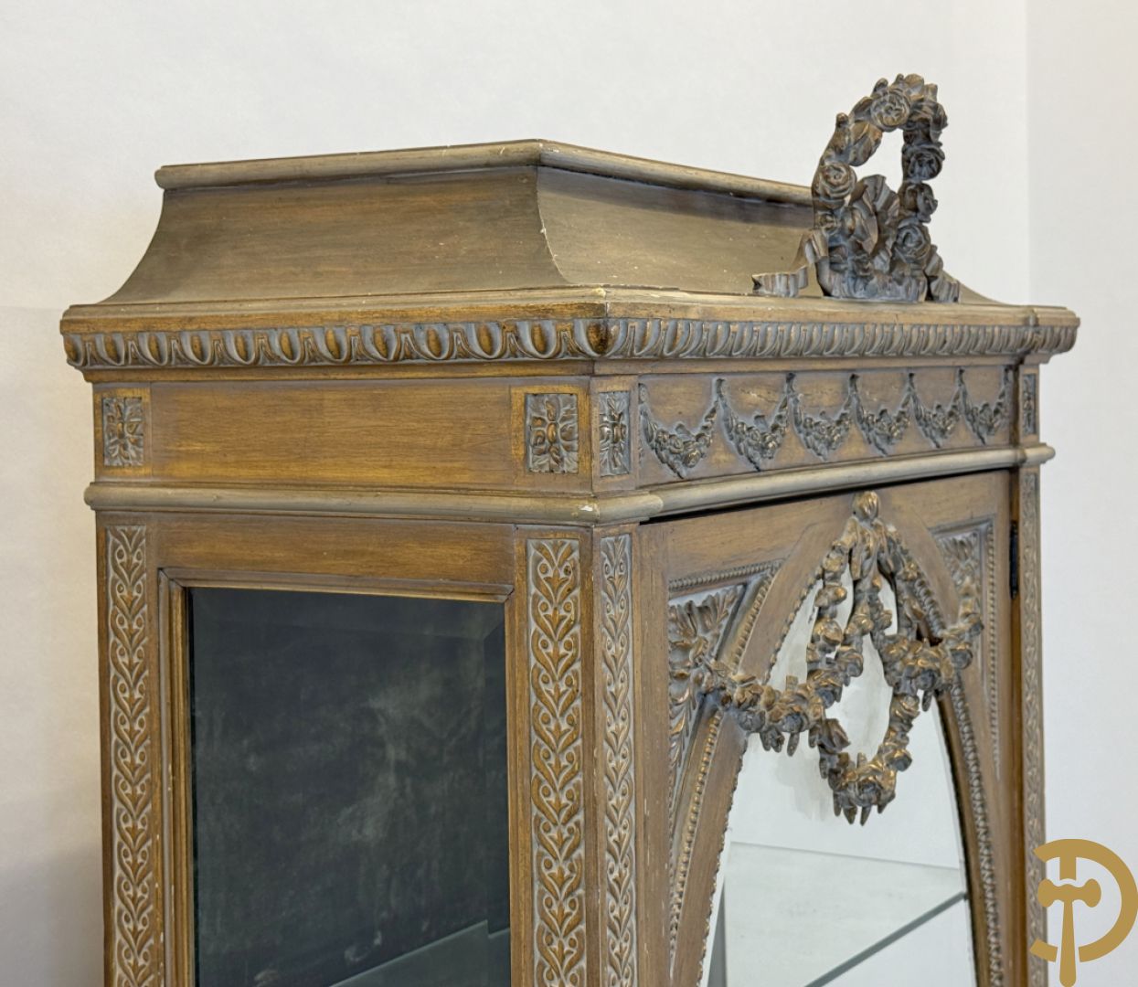 Vergulde ééndeursvitrine met geslepen ruiten, guirlandes en rocailles, bovenaan bekroond met bloemenkrans, Louis XVI stijl