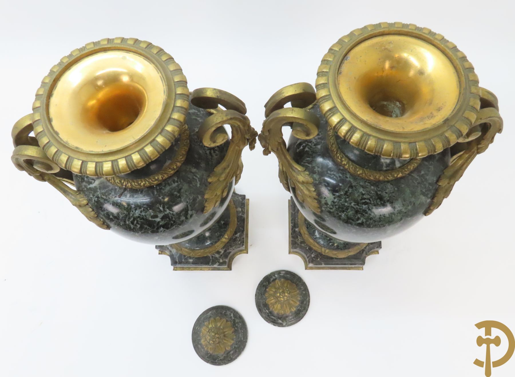 Paar marmeren cassolettes met los deksel, zijdelings bezet met accanthusranken en bloemen