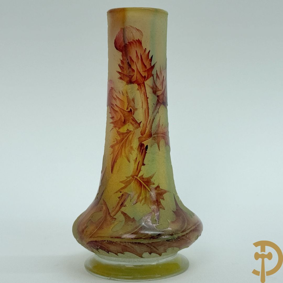 Vaasje in glaspasta met disteldecor, Daum Nancy getekend