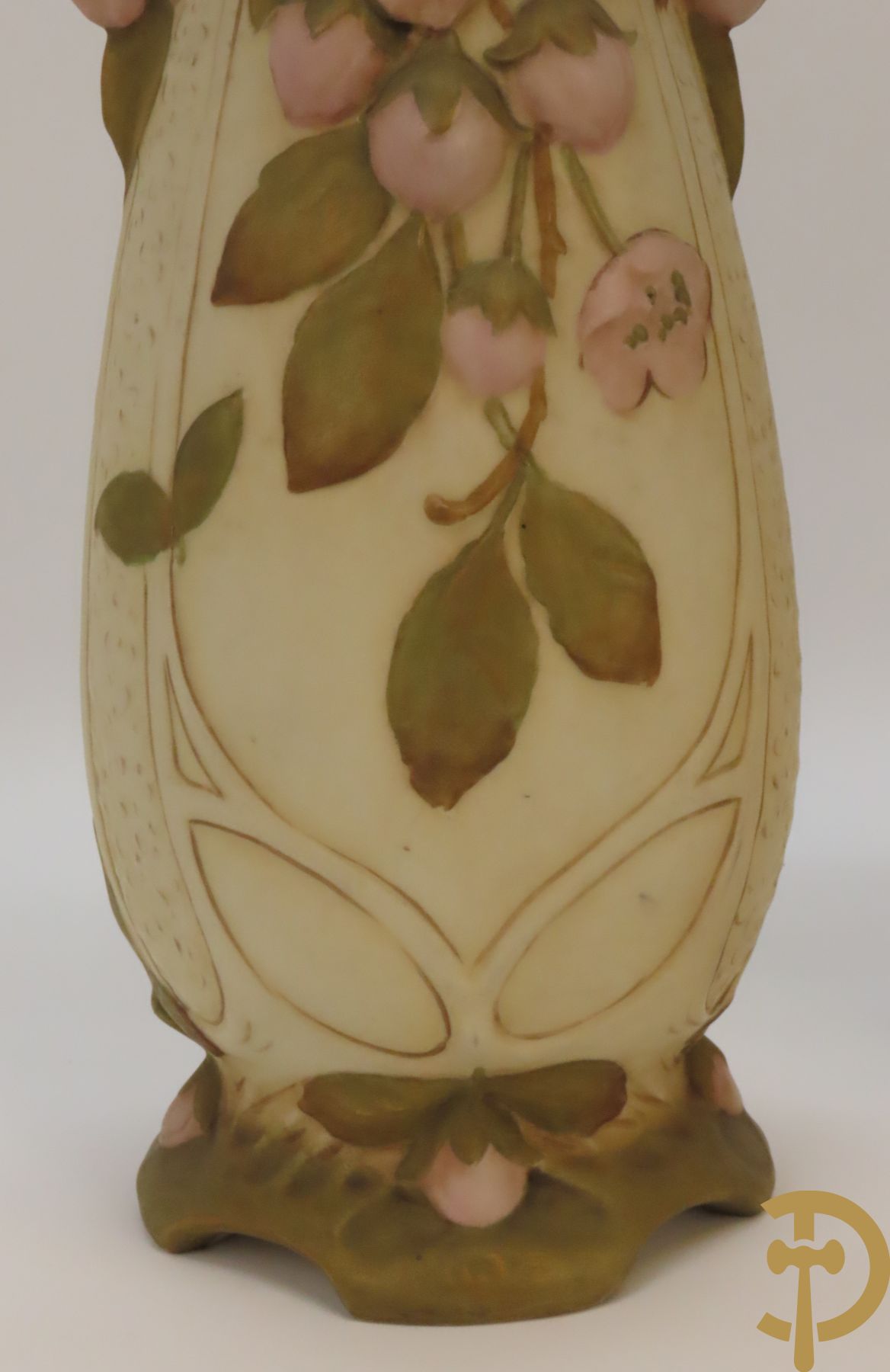 Paar Royal Dux vazen, Art Nouveau stijl, met bloemen bezet, Nummer 5505