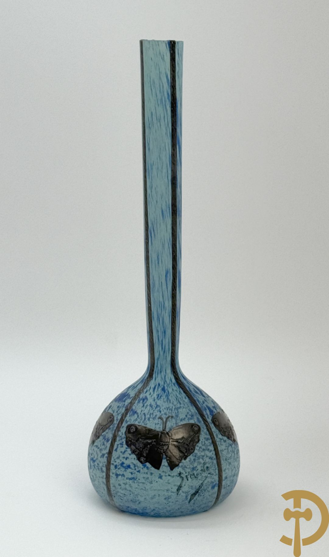 Vaas in glaspasta met decor van tinnen vlinders, Simone getekend