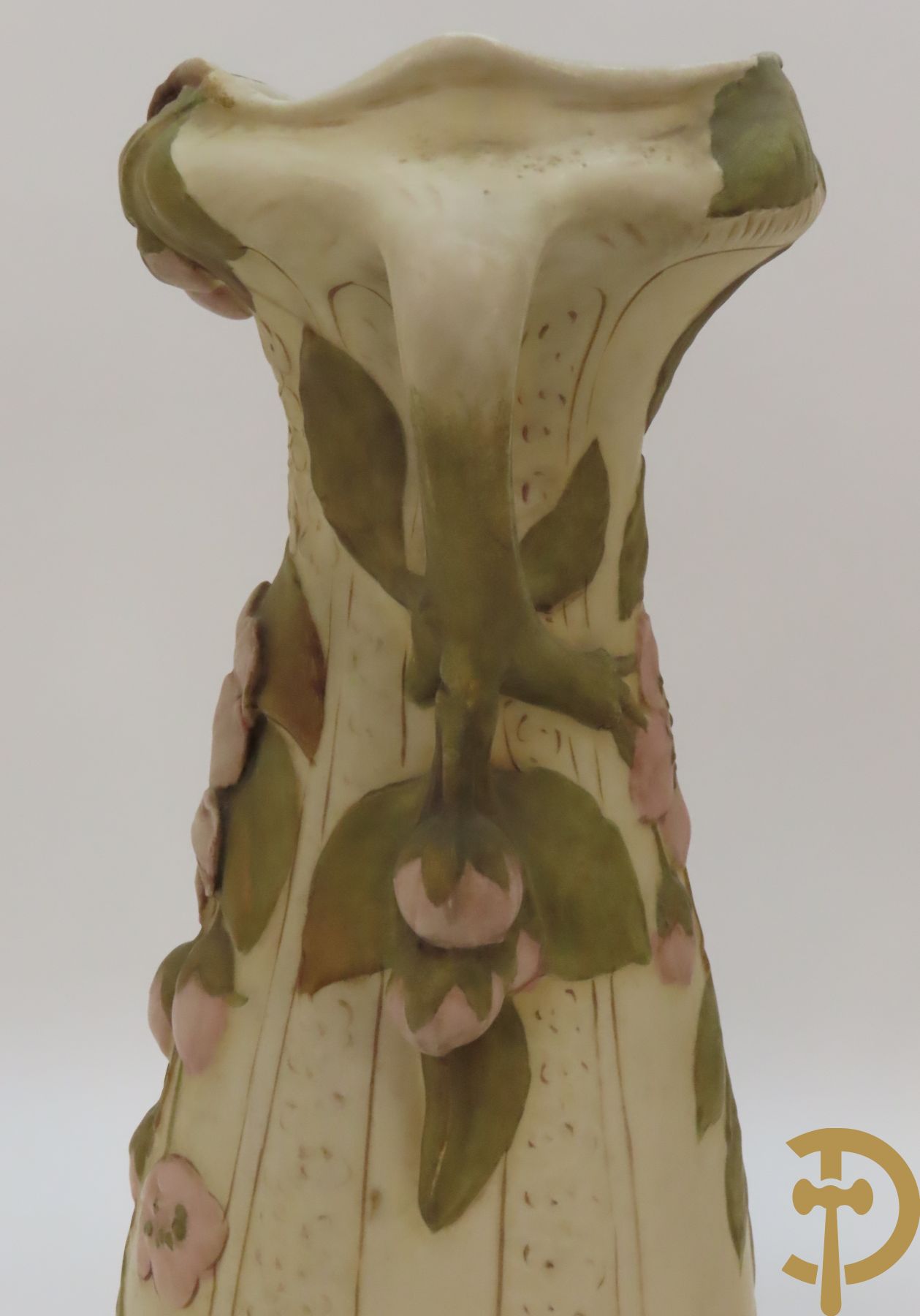 Paar Royal Dux vazen, Art Nouveau stijl, met bloemen bezet, Nummer 5505