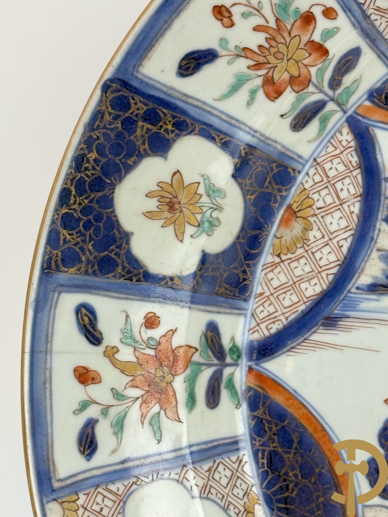 Chinees porseleinen Imari bord met landschapsdecor en bloemen