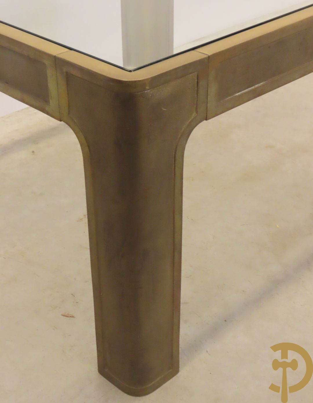 Koperen design bijzettafel met glazen blad en afgeronde hoeken