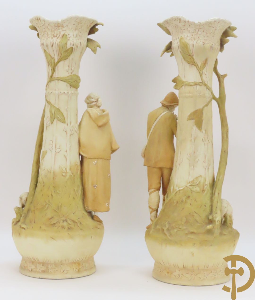 Paar Royal Dux vazen met herderpaar, gemerkt onderaan