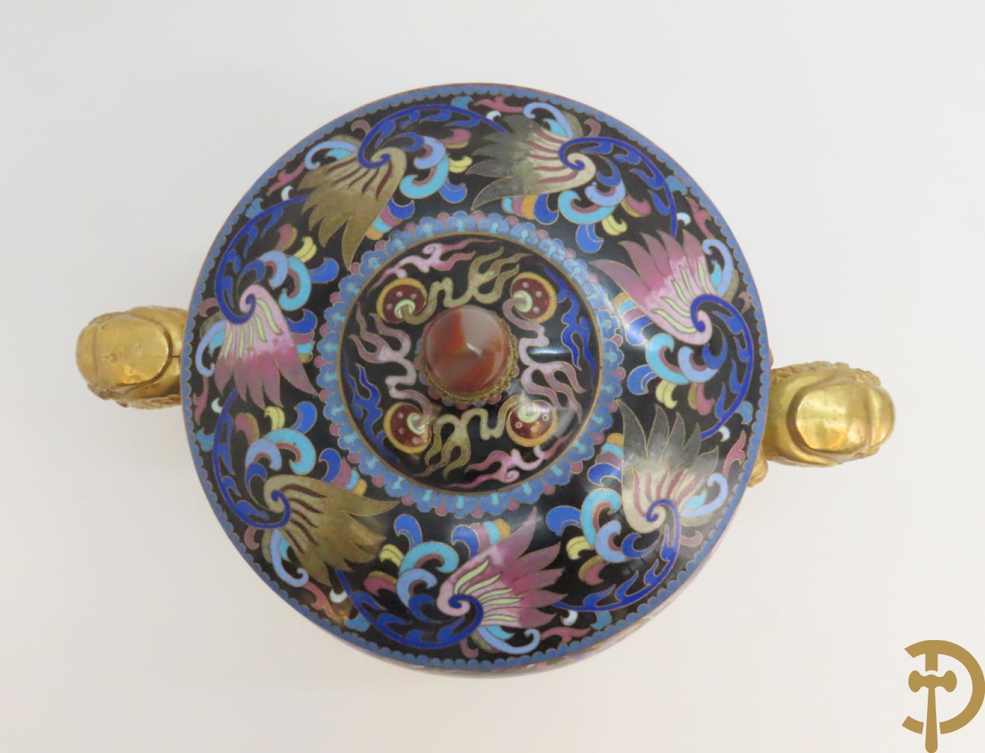 Potiche in cloisoné techniek met decor van draken en olifanten + blauwe cloisoné vaas met bloemendecor op sokkel + kleine cloisoné cachepot + cachepot met drakendecor