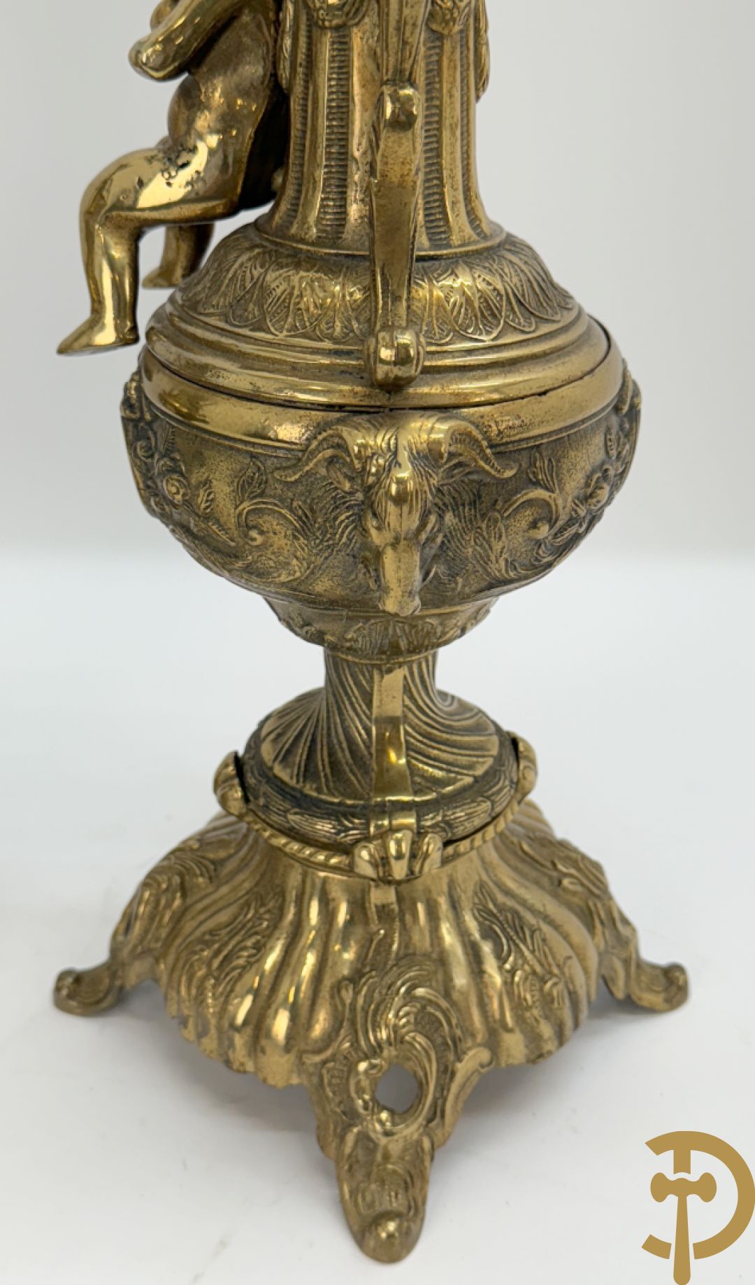 Paar koperen cassolettes bezet met ramskoppen dragende een cupido + koperen beeld van jongeman met zevenarmige kandelaar