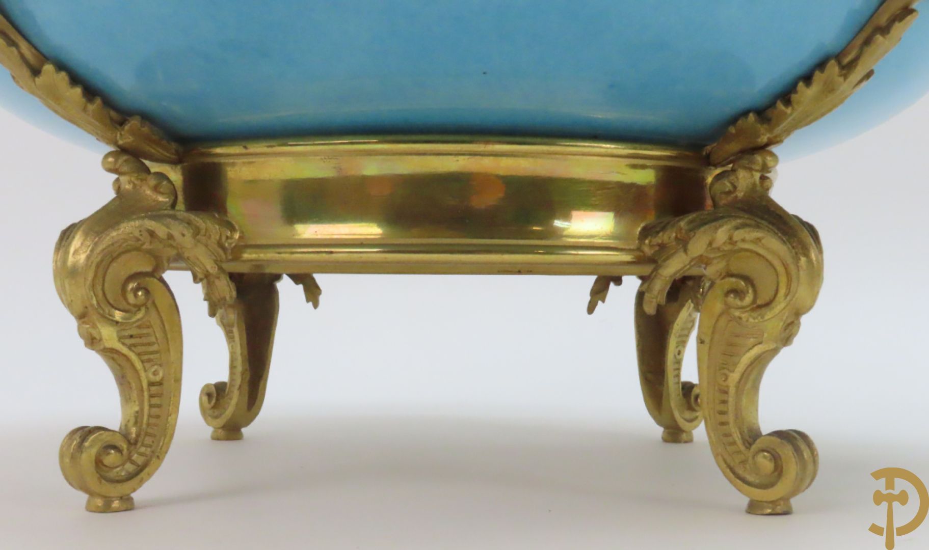 Porseleinen coupe met beschilderd decor van zittende dame met cupido in tuin, Richard getekend, gevat in bronzen houder