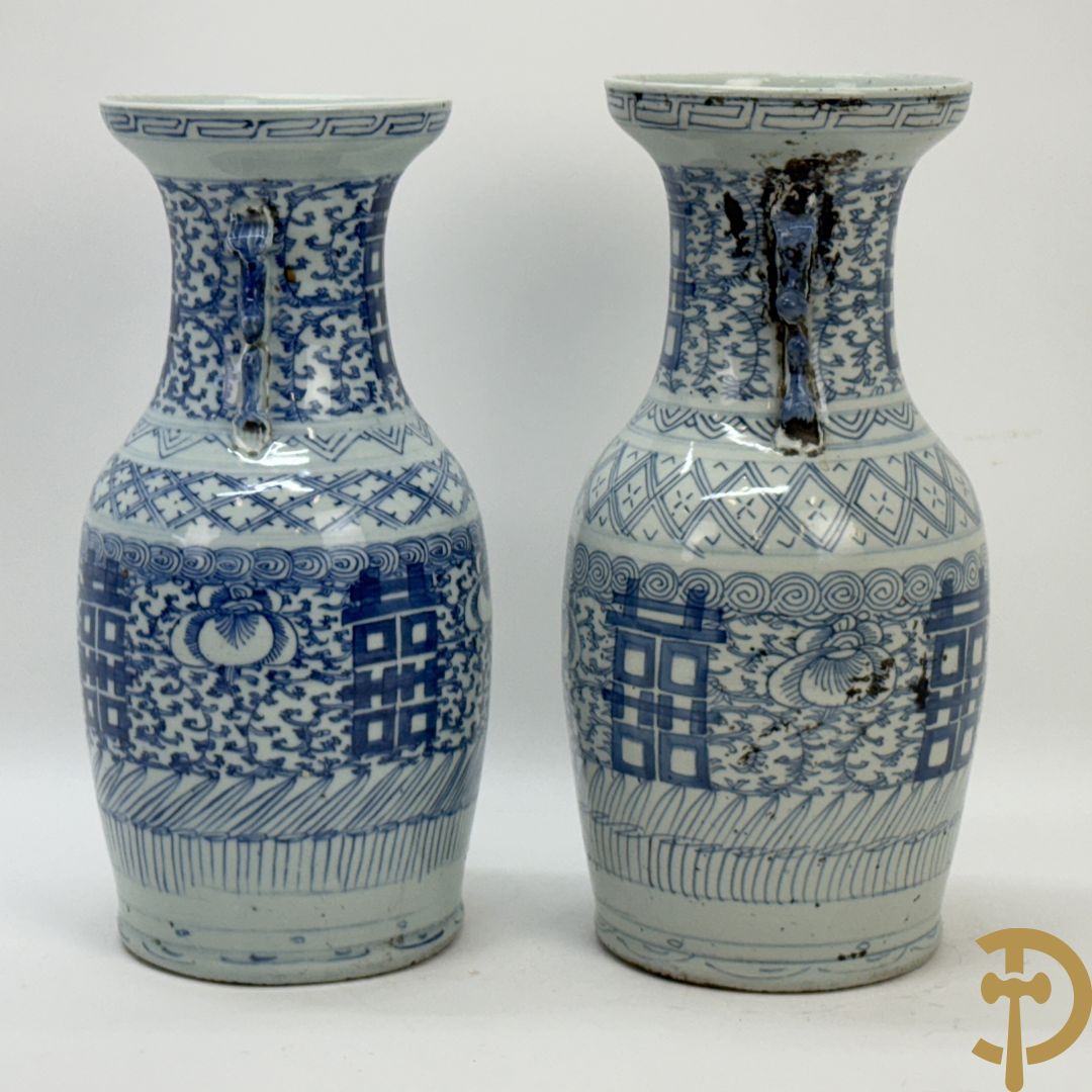 Paar blauw/witte Chinese porseleinen vazen met tekens en accanthusranken, 19e