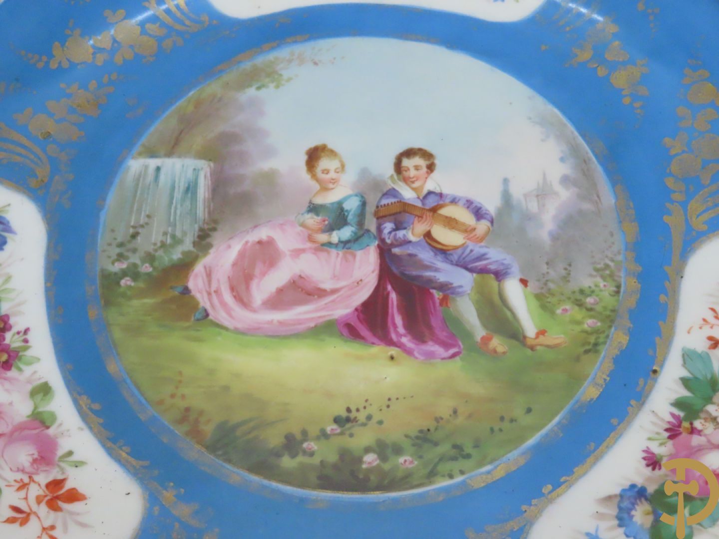 Porseleinen Sèvres schotel met handbeschilderd romantisch tafereel van lieflijk koppel gevat in bronzen houder - bezet met dameshoofden en accanthusranken, onderaan gemerkt Sèvres