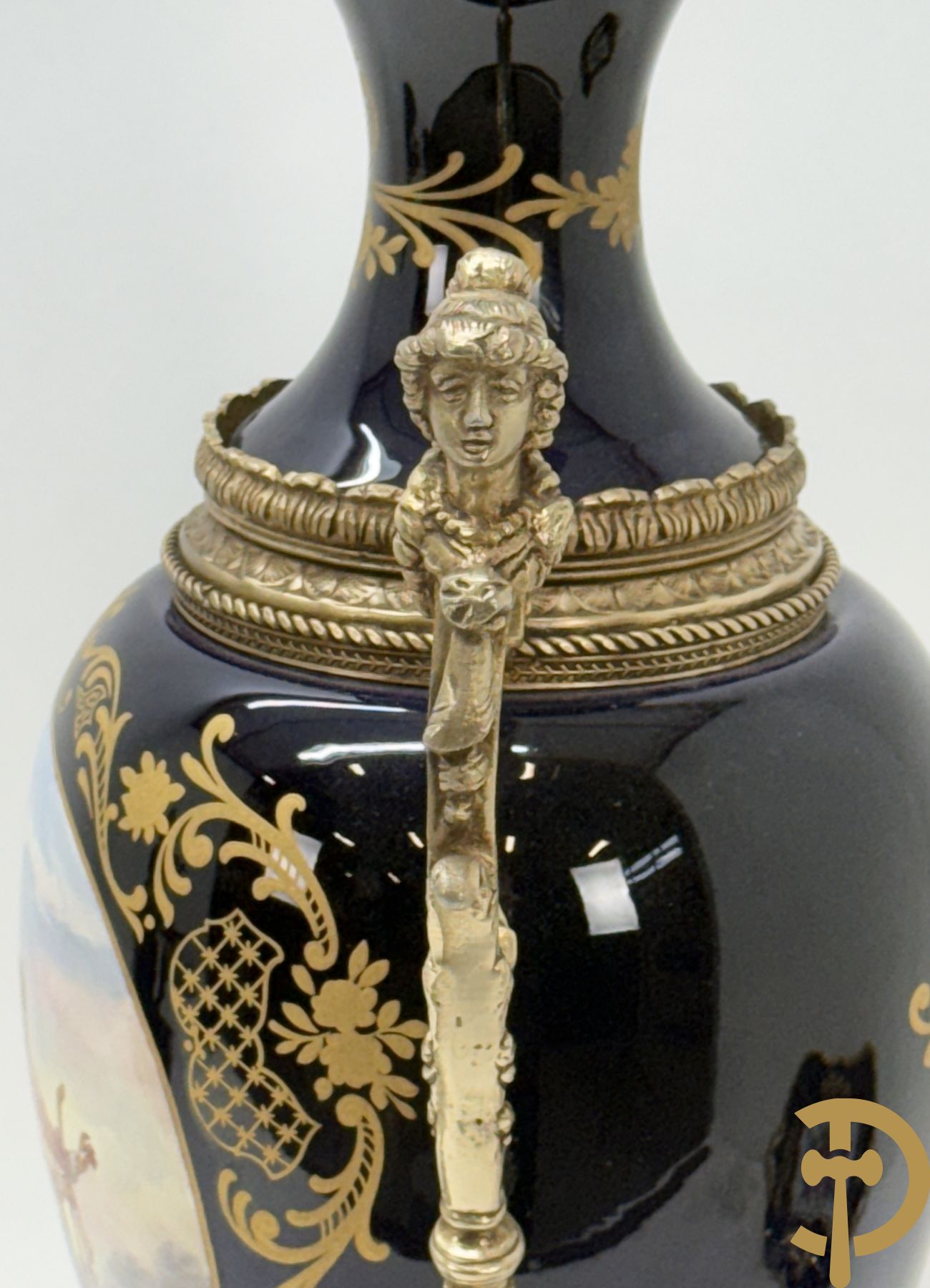 Sèvres stijl vaas met geanimeerde galante scène, zijdelings met paar bronzen armen + schaal met bloementafereel, Limoges stijl