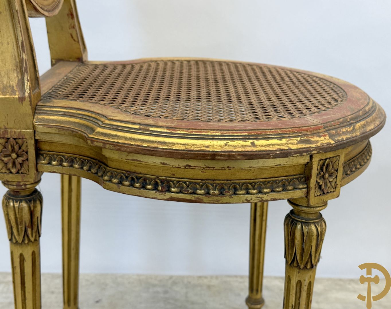 Ovale vergulde salontafel met Louis XVI motieven op gecanneleerde poten - met marmeren blad + 2 vergulde Louis XVI stoelen