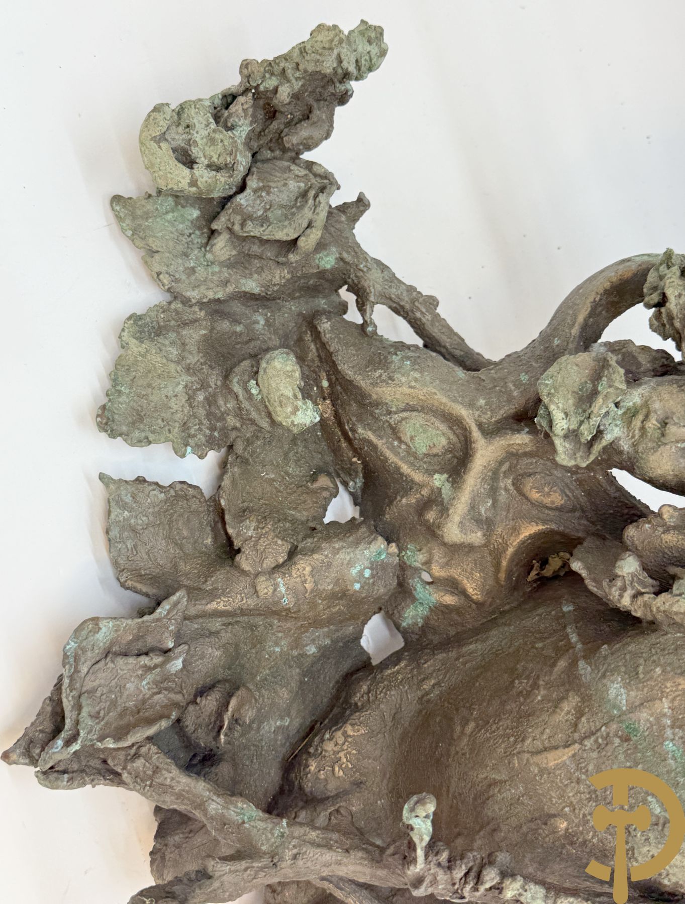 Lampens Mark (van maar ongetekend)  bronzen sculptuur met voet, maskers en fles