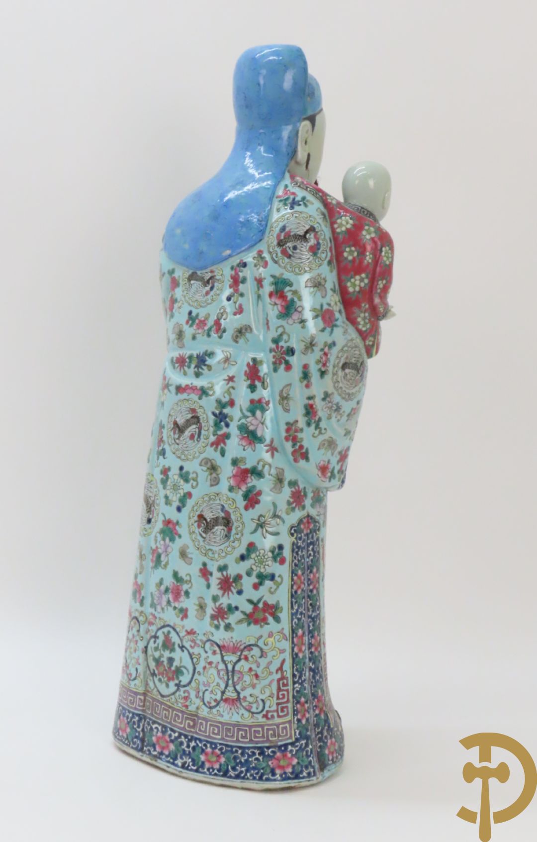 Chinese porseleinen wijsgeer dragende een kind