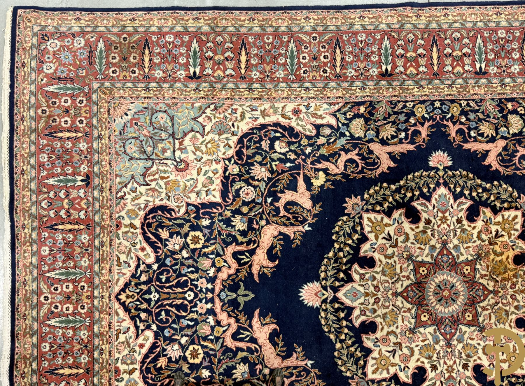 Oosters handgeknoopt tapijt met blauwe fond en bloemenmotieven