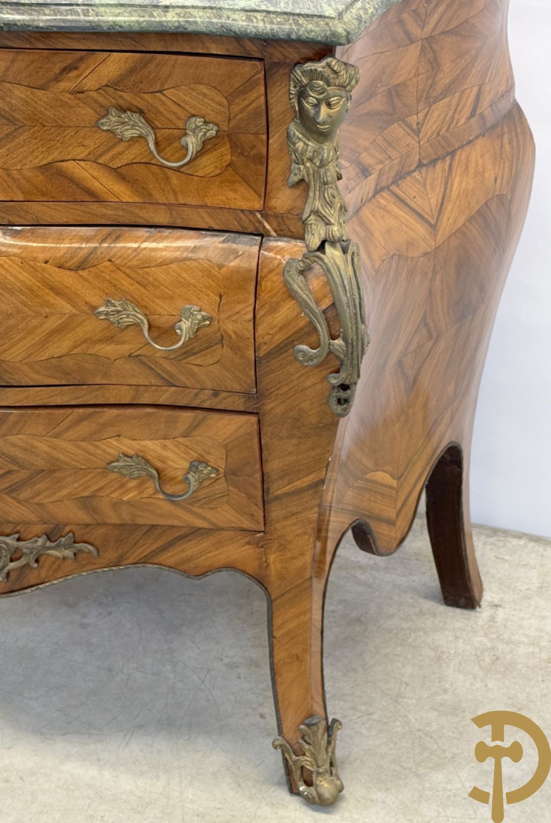 Notelaren drielandencommode met bronsbeslag en groen marmeren blad