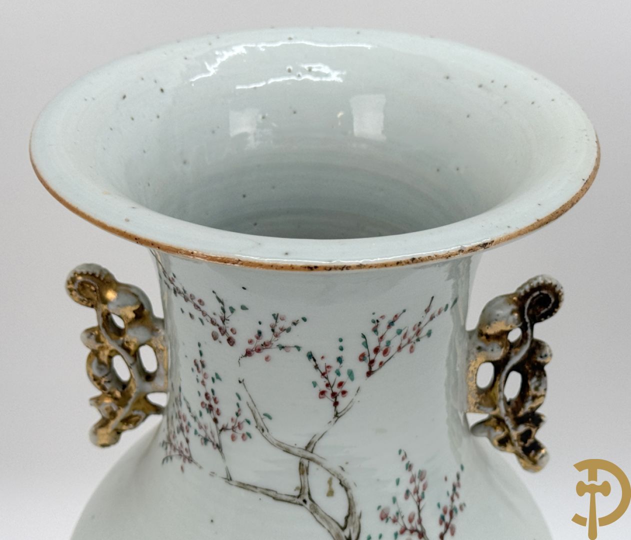 Paar Chinese porseleinen vazen met geisha decor en dames in landschap