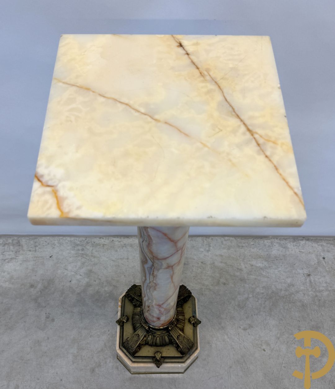 Marmeren zuil, onder en boven met beslag van accanthusranken bezet