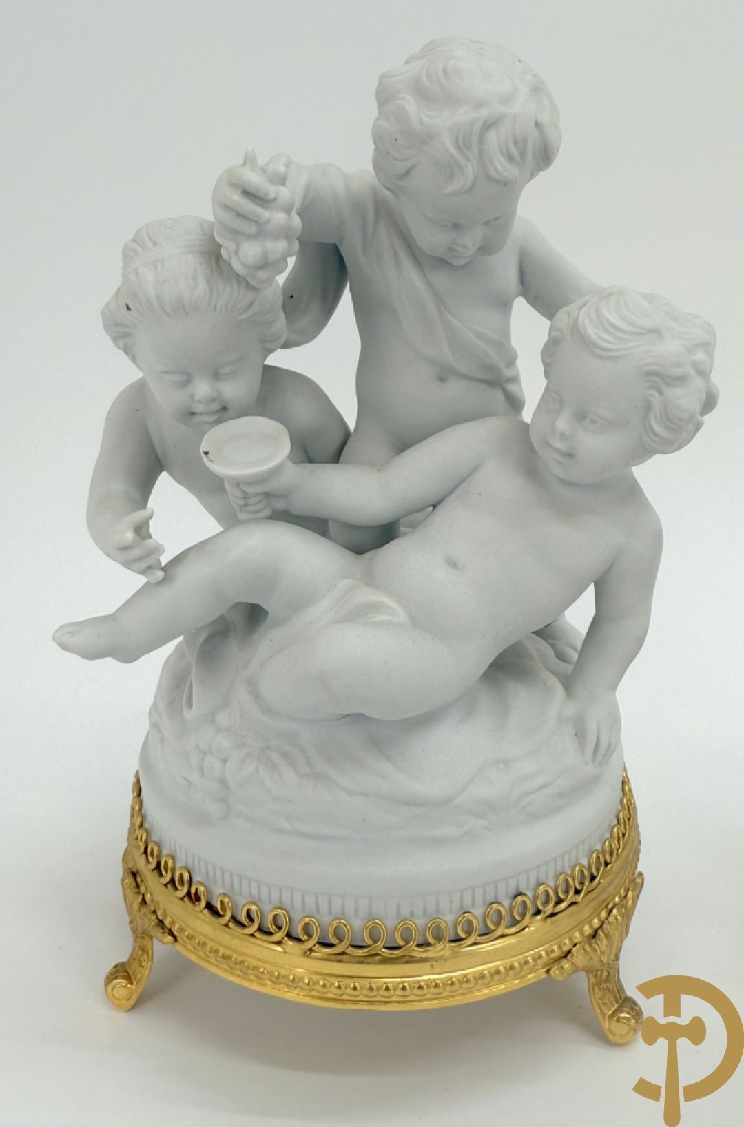 Zeven witte biscuits met voorstelligen van spelende kinderen en engelen op vergulde koperen sokkel, gemerkt Unterweisbach