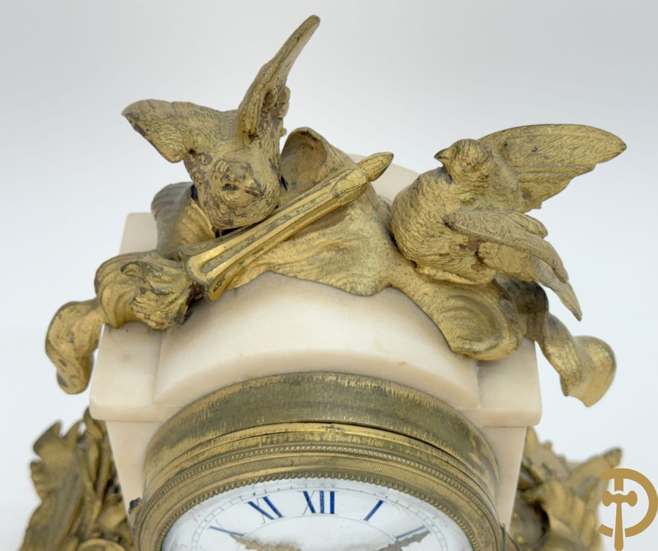 Driedelige garnituur met bronzen ornamenten van vogels en accanthusranken op marmeren basis