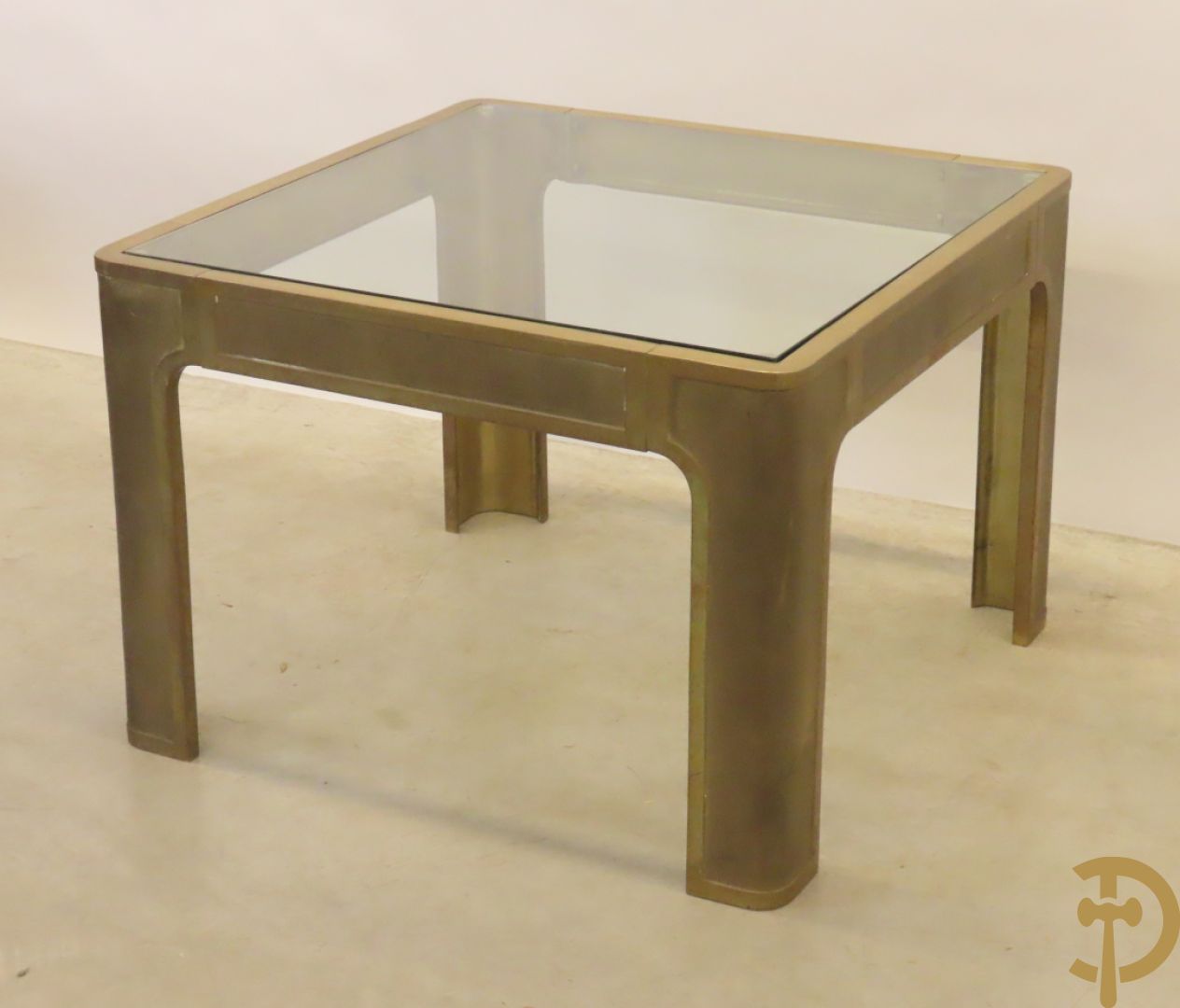 Koperen design bijzettafel met glazen blad en afgeronde hoeken