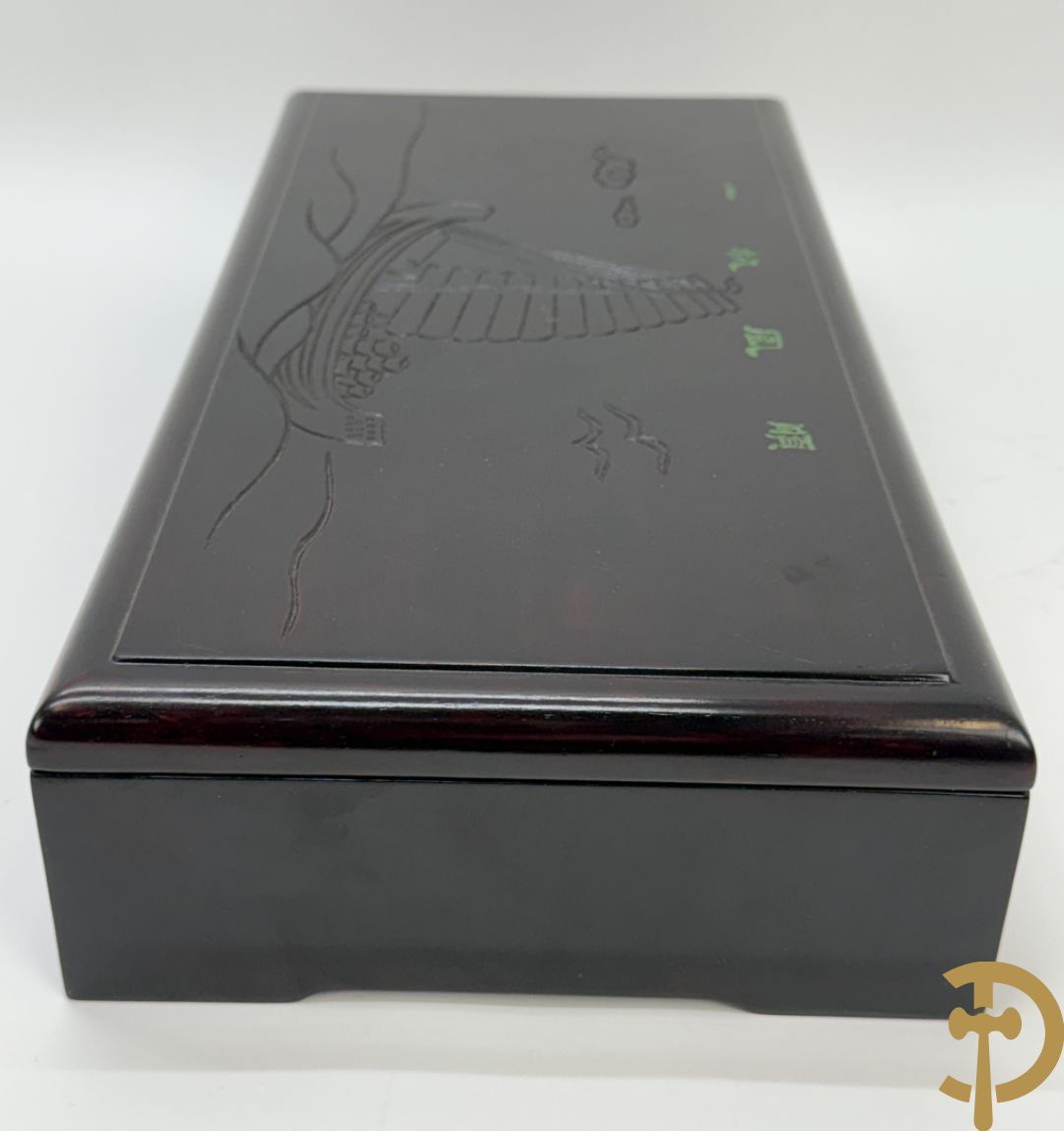 Paar bijltjes ter gelegenheid van inhuldiging van een schip in houten kistje met decoratie van oosterse boot, Dear Mrs. Marie-Paul Saverys : Thank you for your performance et the Naming Ceremony of M/V "CMB Jeannot" Hudong - Zhonghua Shipbuilding (Group) Co., L.M., March 14th, 2005