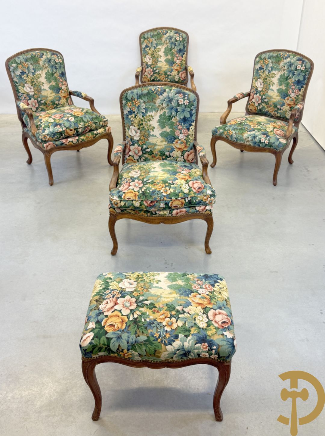 Vier notelaren armzetels bekleed met bloemenstof, met gezwaaide armleuningen op voluutvormige poten + bijhorend voetbankje