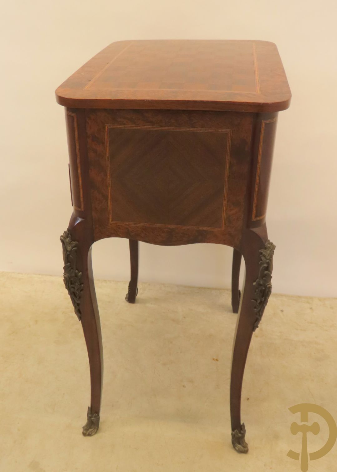 Wortelnotehouten opschikkast met 2 lades, openklapbaar blad met spiegeltje en voluutvormige poten met bronsbeslag