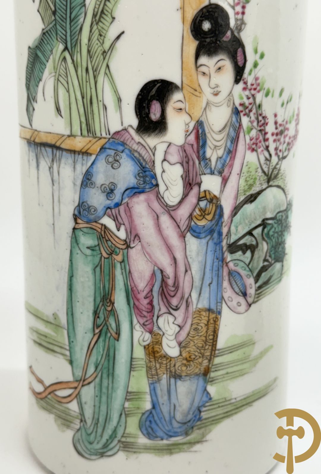 Chinese porseleinen rolvaas met damesdecor, getekend + Chinese porseleinen republieksvaas met damesdecor