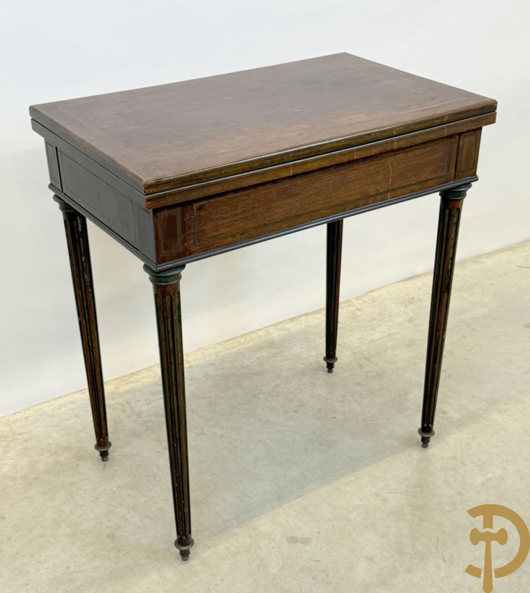 Openklapbare speeltafel en ingewerkt schrijfbureau met koperinlegwerk