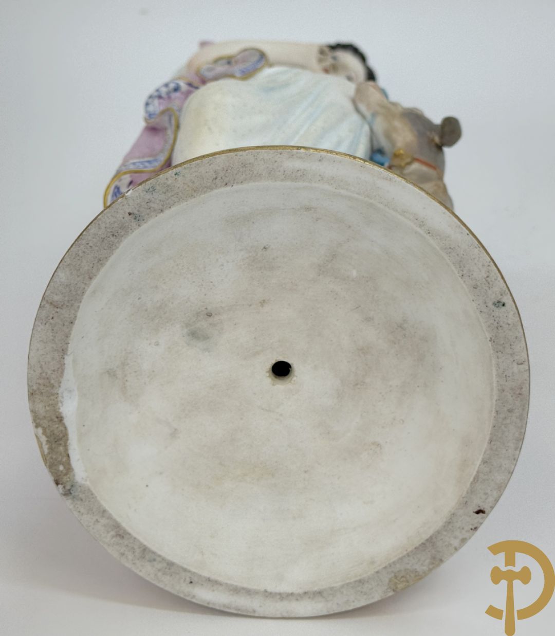 Paar Franse biscuits van elegante dame met hond en dame met bloemen op schouder