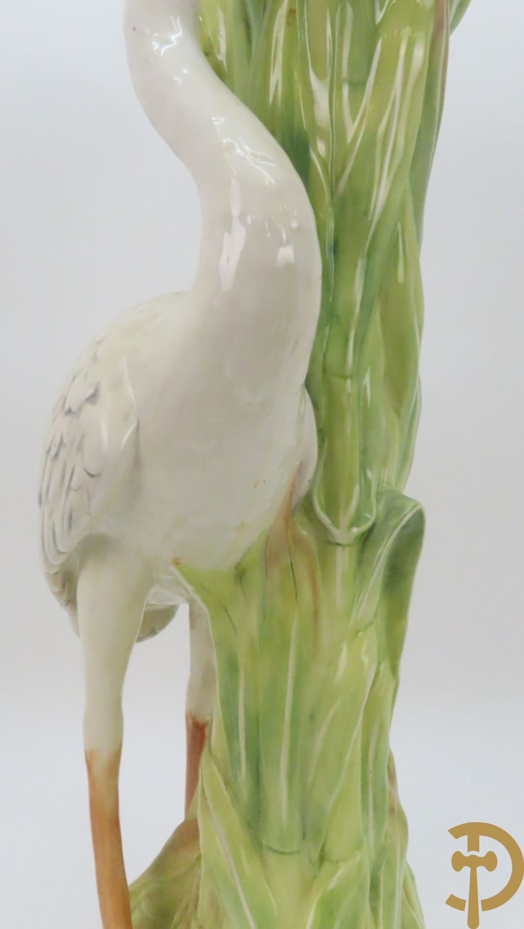 Keramieken zuil met ooievaar in het riet met cachepot erop, Italiaans, gemerkt