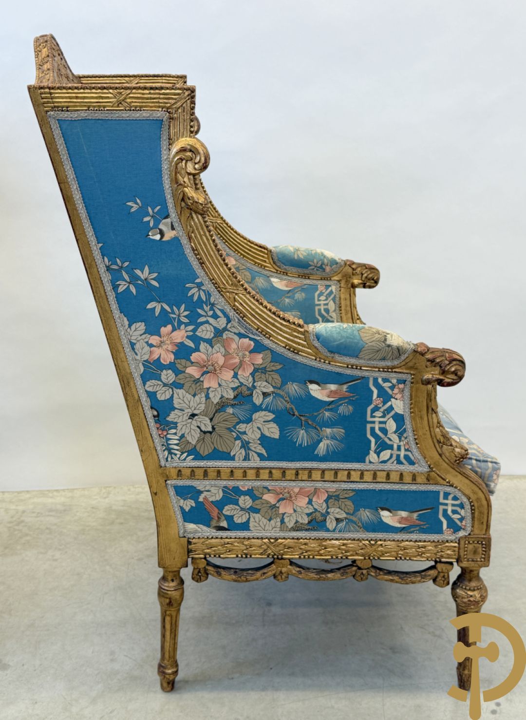 Twee vergulde bergères met gesculpteerde accanthusranken en guirlandes