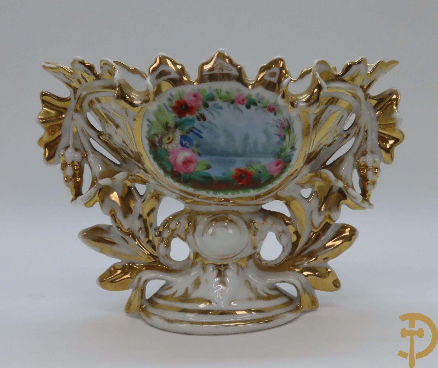 Porseleinen Franse cornetvaas geajoureerd met bloemenmotief, Vieux Paris + Vieux Paris coupe + porseleinen coupe met bloemenmotieven bezet