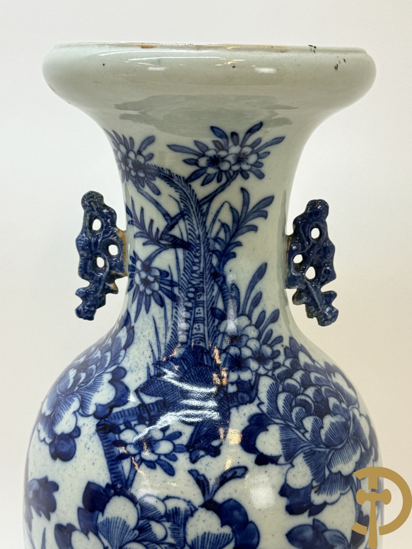 Chinese porseleinen blauw/wit vaas met bloemendecor + Gu vaas met Chinese tekens