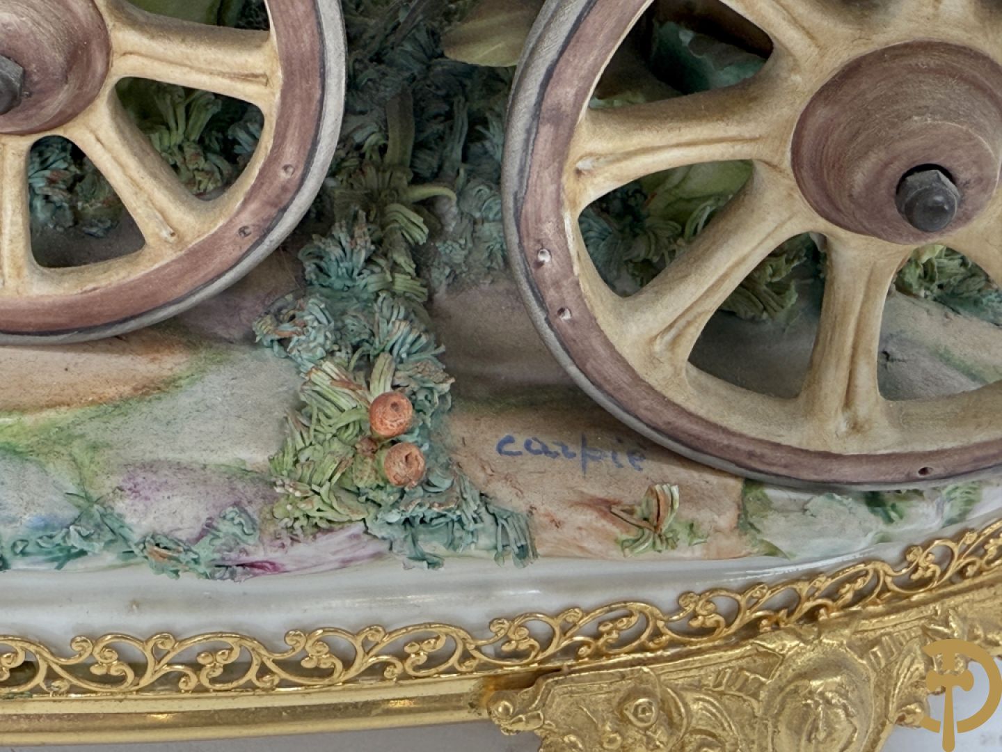 Zes porseleinen groepen Capo di Monte : Paarden met koets, oude man op bank, dame met kinderen, cupido