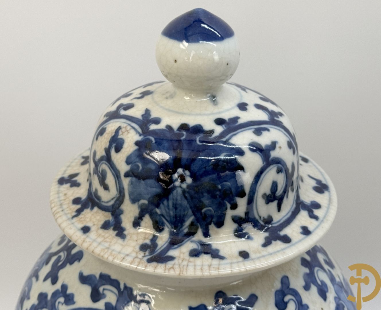 Paar Chinese dekselpotiches in blauw wit porselein met bloemendecor en accanthusranken