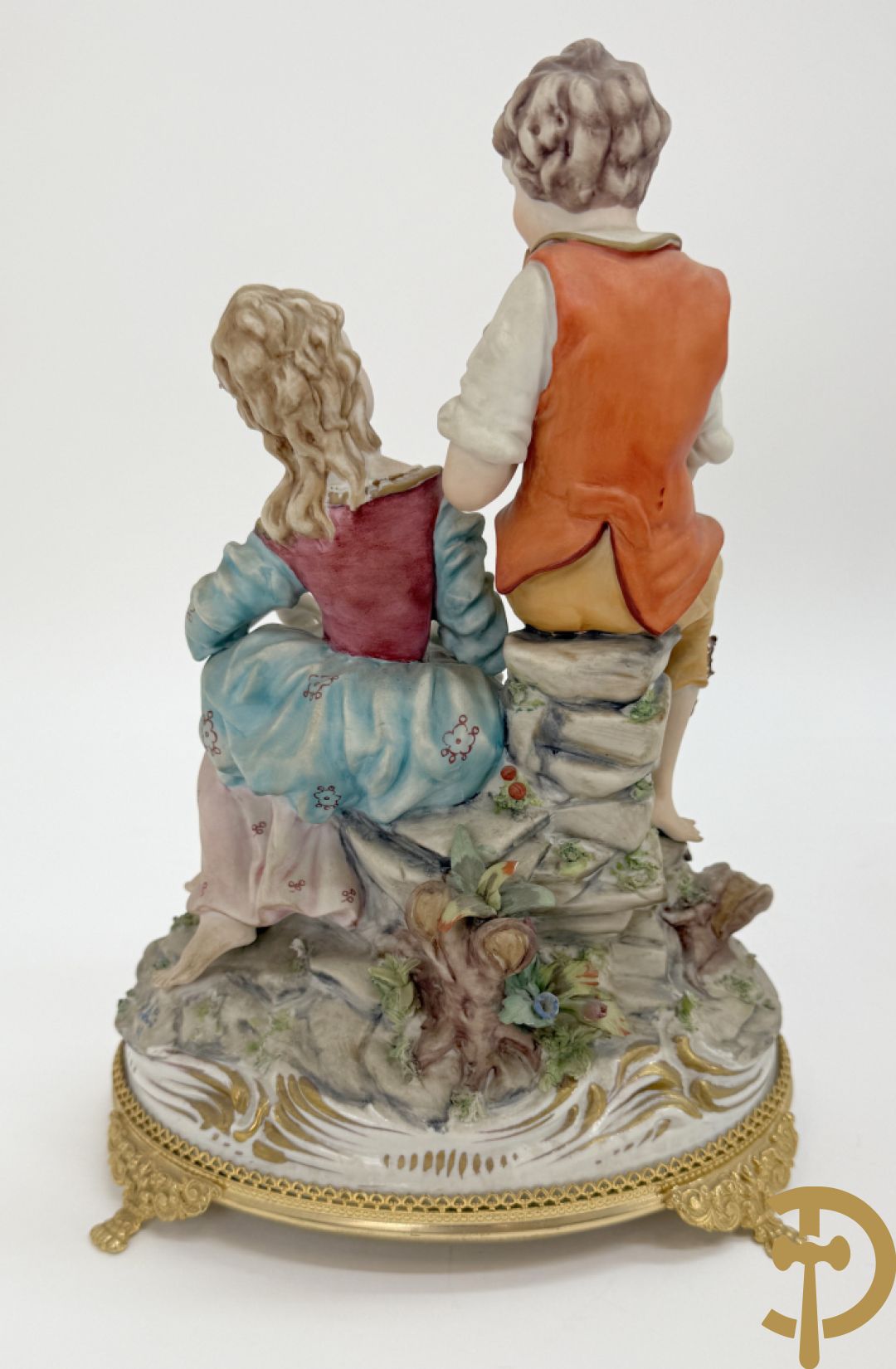 Zes porseleinen groepen Capo di Monte : Paarden met koets, oude man op bank, dame met kinderen, cupido