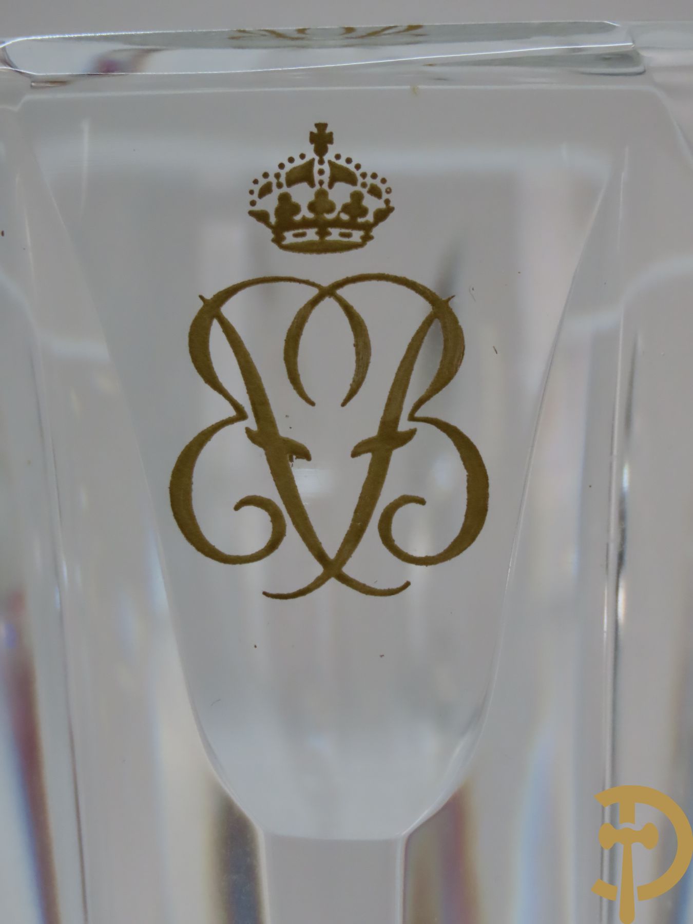 Kristallen vaas Val-Saint-Lambert met symbool van Elisabeth, Prinses van België + rode kristallen Val-Saint-Lambert vaas