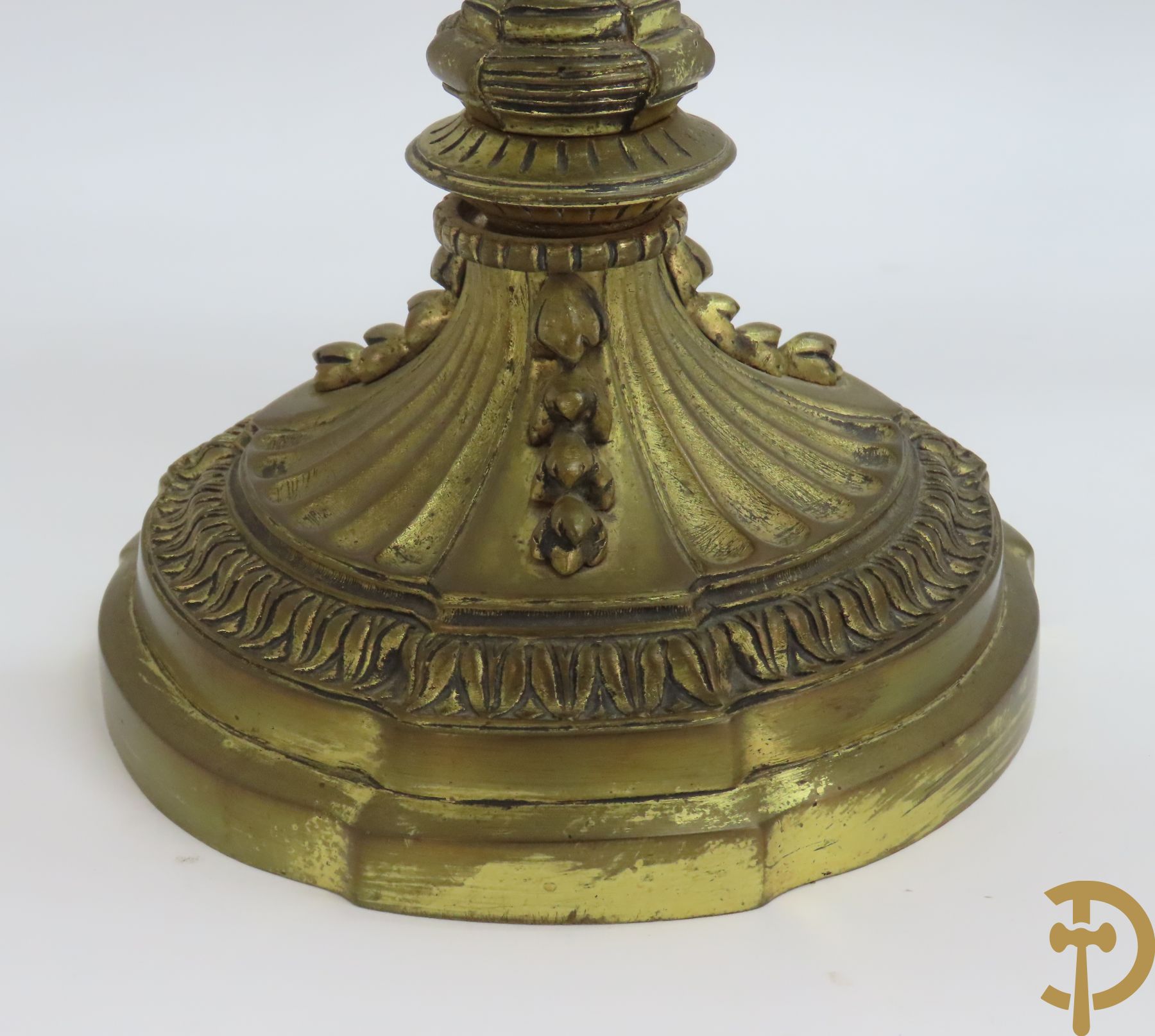 Paar bronzen Louis XVI vierarmige kandelaars bezet met toorts bovenaan