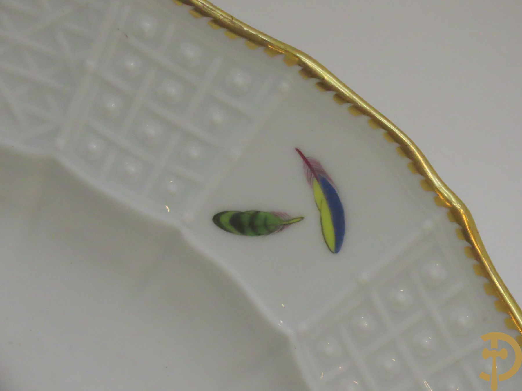 Zes porseleinen borden onder gemerkt met zwaarden / Meissen : 1 bord met stadstafereel, 1 verlucht bord met drakendecor, 1 bord met vogeldecor, 1 met bloemen en 2 met bloemendecor omgeven door vergulde rand