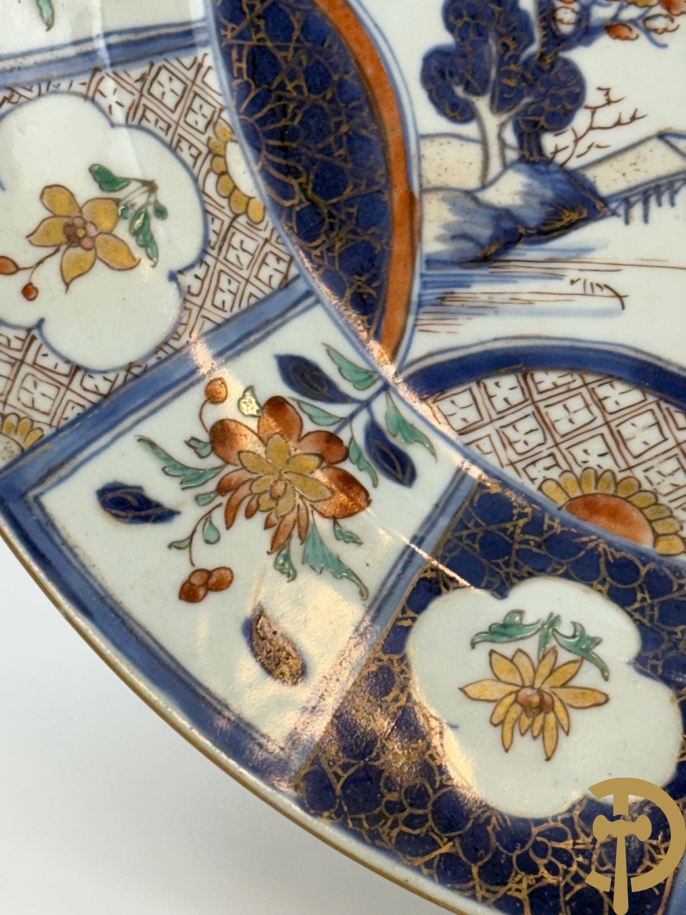 Chinees porseleinen Imari bord met landschapsdecor en bloemen