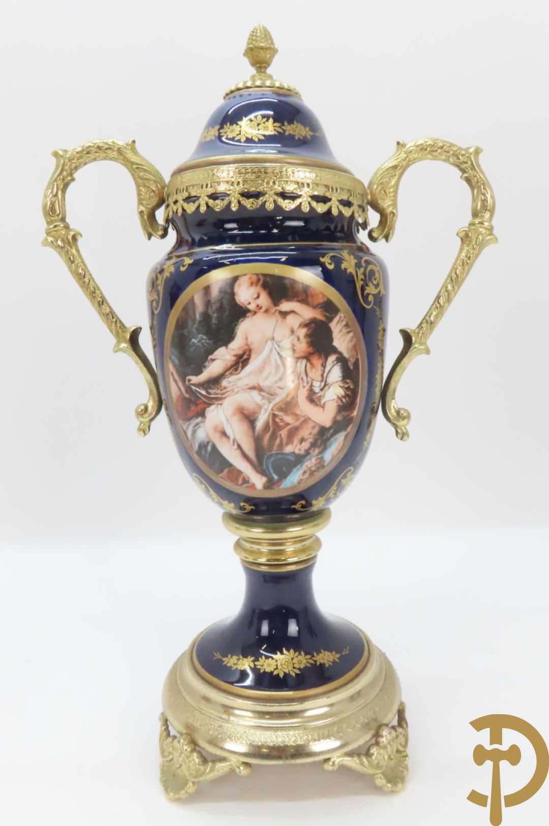 Twee porseleinen Stijl Sèvres cassolettes + dekselpotiche met bloemendecor + vijfarmige kandelaar Sèvres stijl, ACF