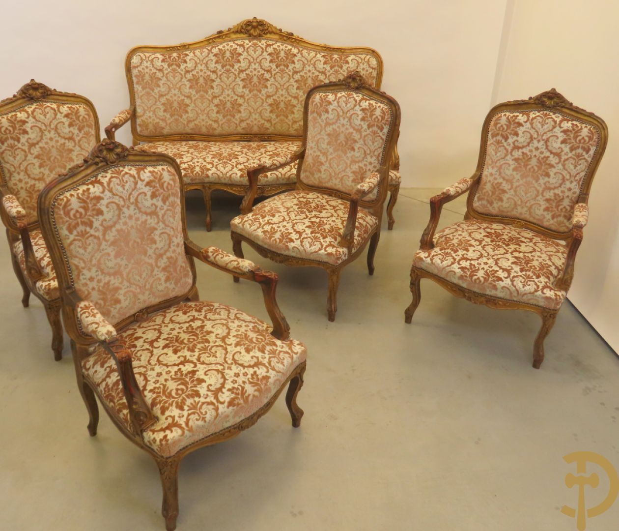 Vijfdelig verguld Louis XV salonensemble bestaande uit canapé en 4 fauteuils - met mooie accanthusranken en bloemensculptuur