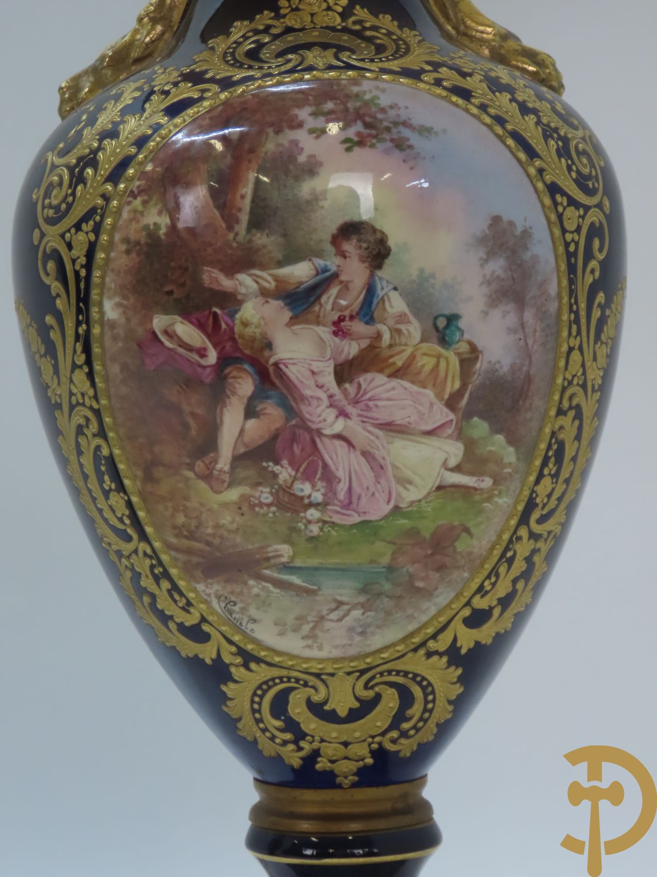 Paar kobaltblauwe porseleinen vazen met dubbel motief als lampadaire