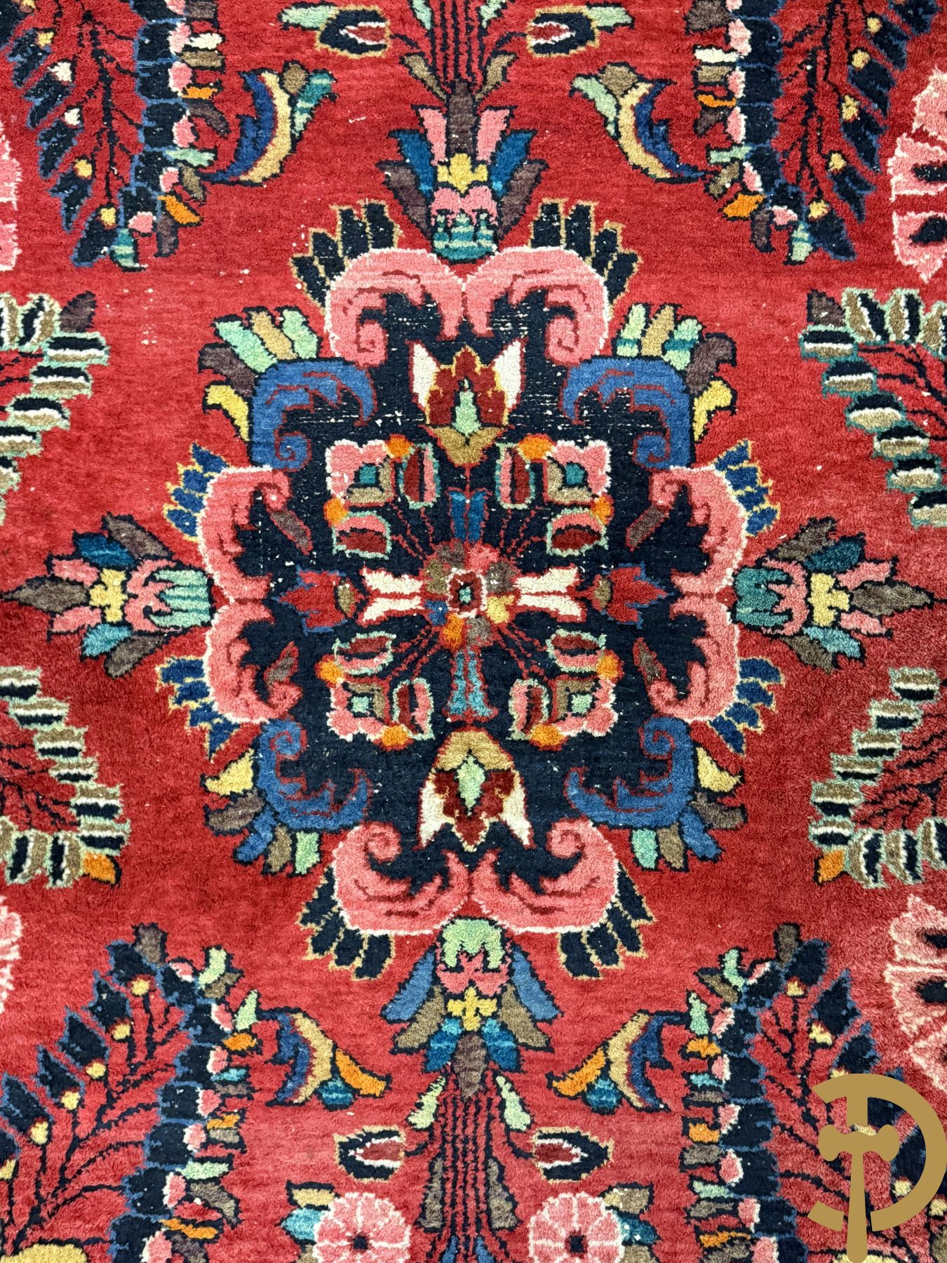 Oosters handgeknoopt tapijt met rode fond, bloemen en accanthusranken